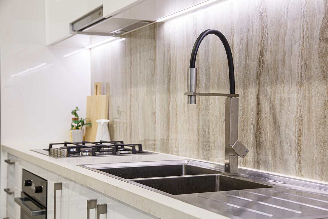 Gold backsplash – distinguished and stylish